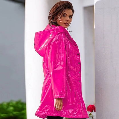 Manteau Verni à Capuche et Fermeture Boutonnée