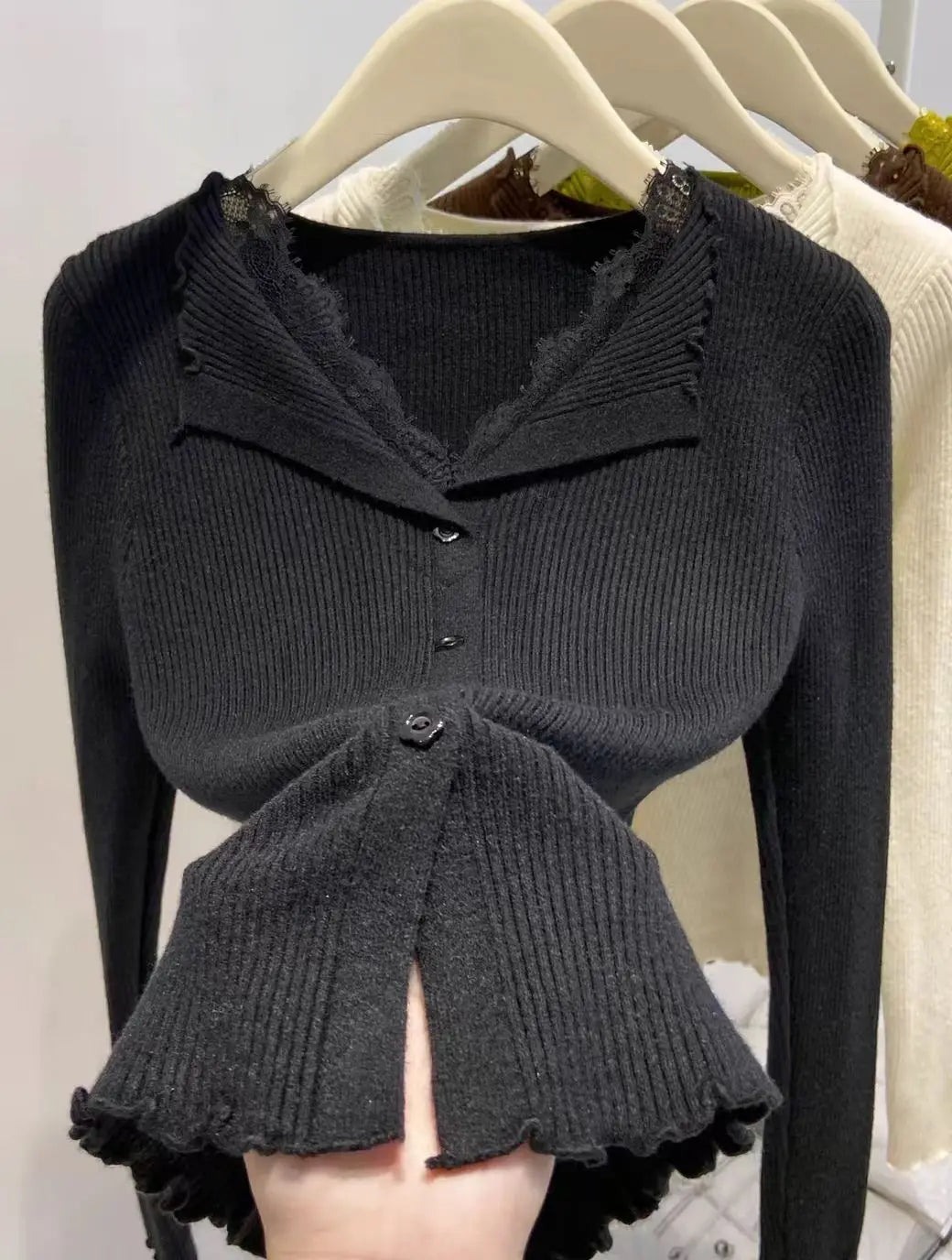 Cardigan Côtelé Femme – Bordures en Dentelle