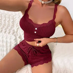 Ensemble trois pièces pyjama en dentelle composé d'un haut court en dentelle, un pantalon long et un short pour femmes