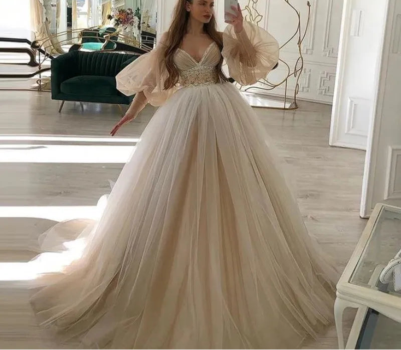 Robe de mariée princesse à décolleté plongeant et manches longues pour femmes