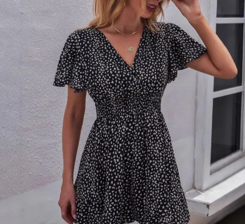 Robe courte à col V et manches en forme de feuille de lotus pour femmes