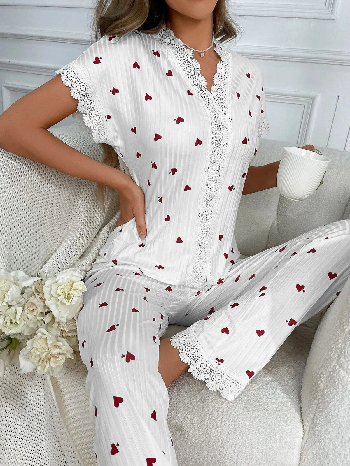 Pyjama à Cœurs Femme – Haut Manches Courtes en Dentelle et Pantalon
