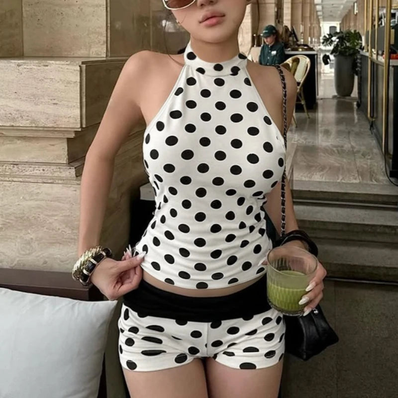 Ensemble deux pièces à pois short, collier et top dos nu contrastant pour femmes