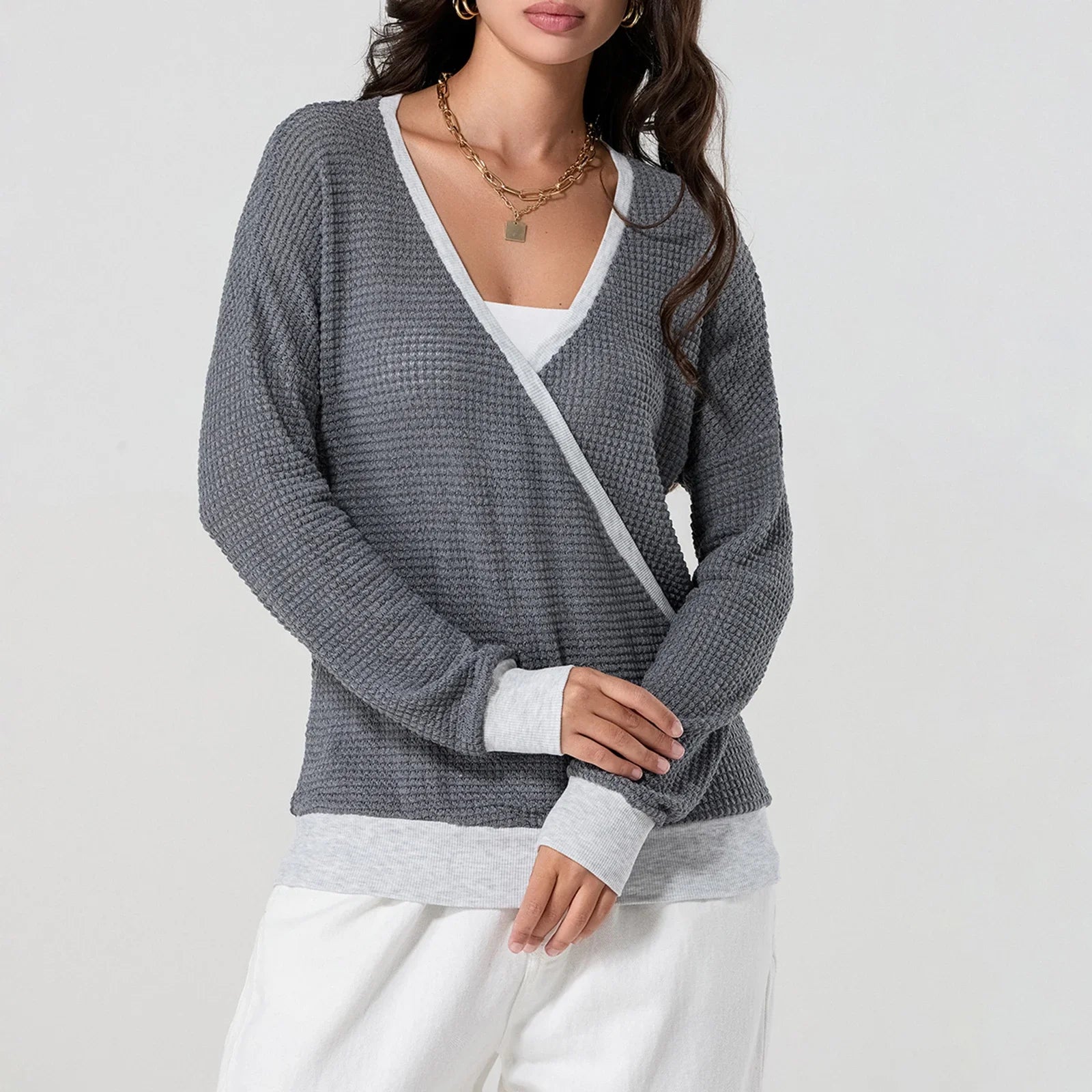 T-shirt décontracté simple à manches longues et col en V contrastant pour femmes