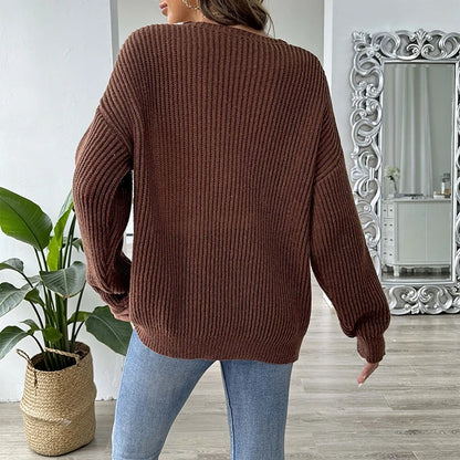 Pull femme oversize en maille col V à boutons perlés