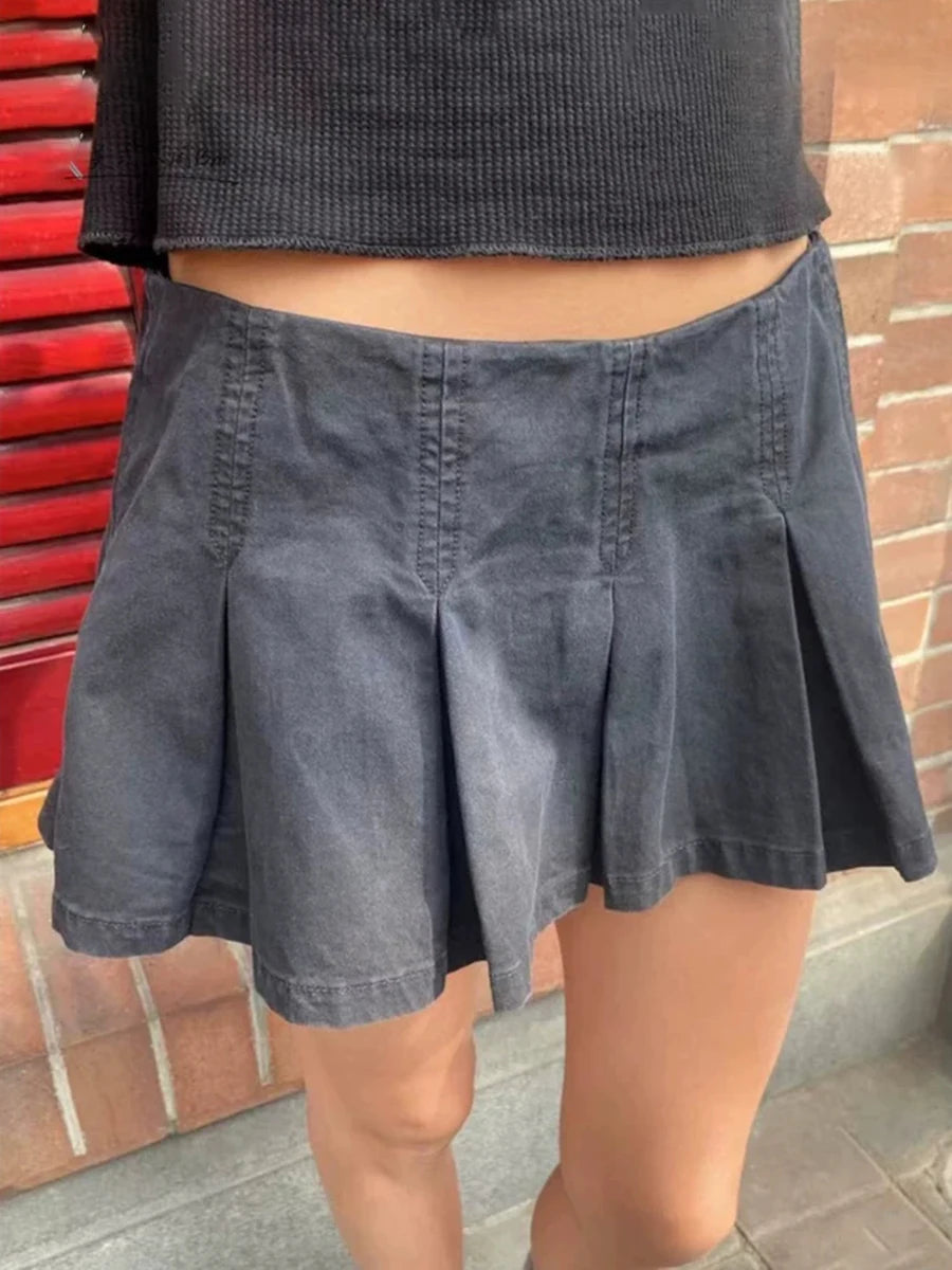 Mini-jupe plissée noire taille basse pour femmes