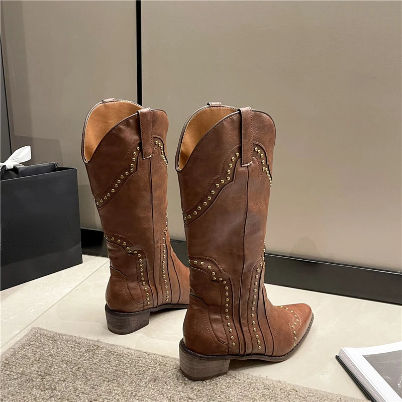 Bottes cloutées en cuir à talons bas pour femmes