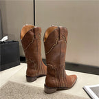 Bottes cloutées en cuir à talons bas pour femmes