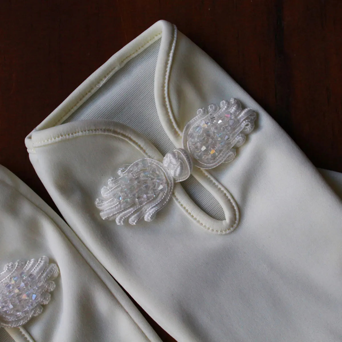 Gants de poignet en satin blanc pour femmes