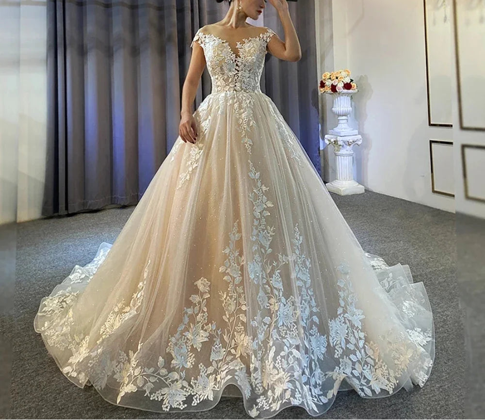 Robes de mariée en dentelle avec des appliques pour femmes