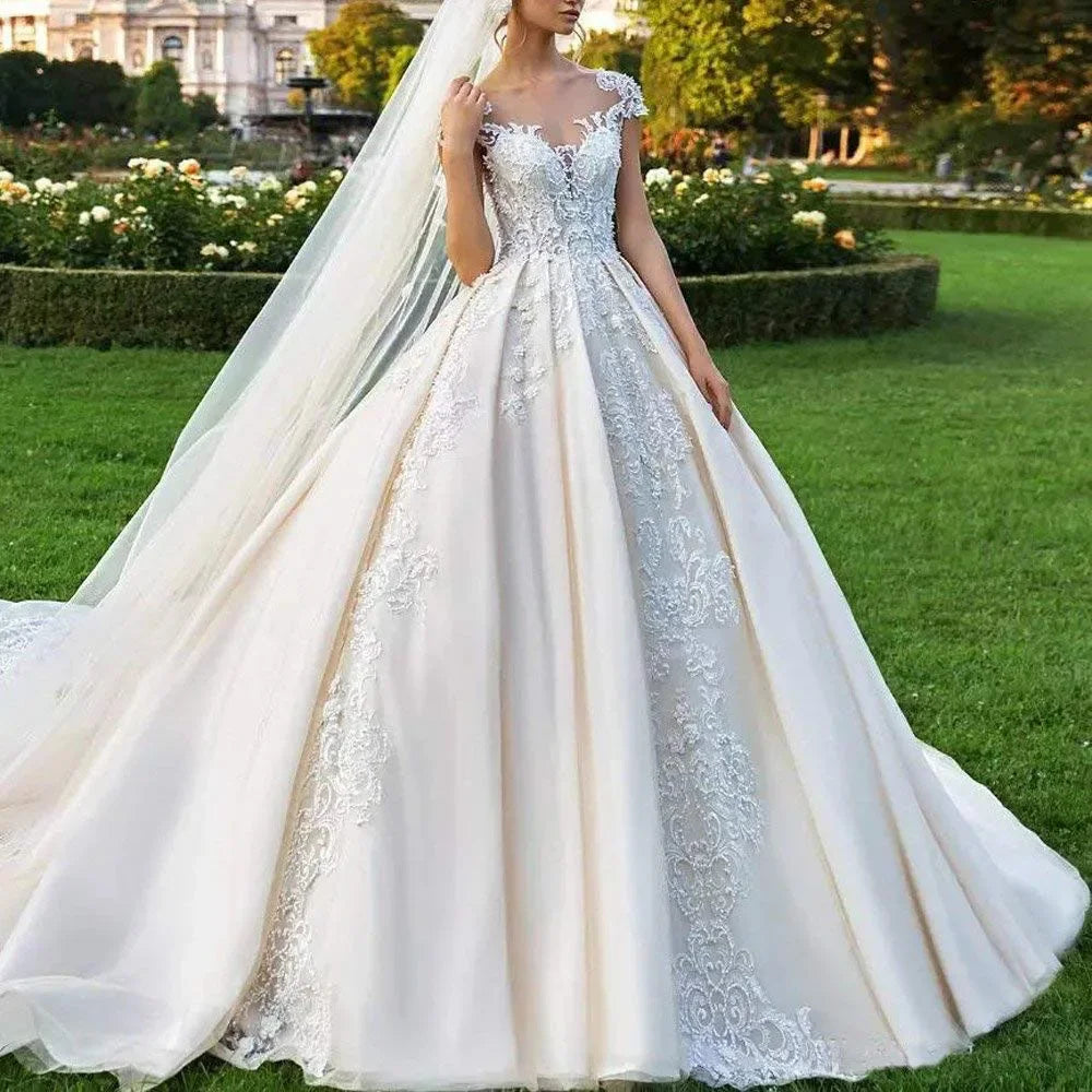 Robe de mariée en satin ivoire vintage pour femmes