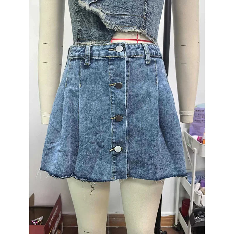 Jupe courte plissée boutonnée sur le devant pour femmes