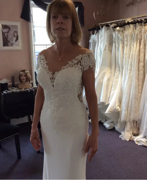 Robe de mariée sirène à manches courtes et dos illusion pour femmes