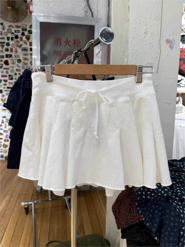 Mini jupe plissée blanche avec cordon de serrage pour femmes