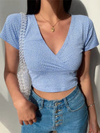 T-shirt à manches courtes et col en v pour femmes