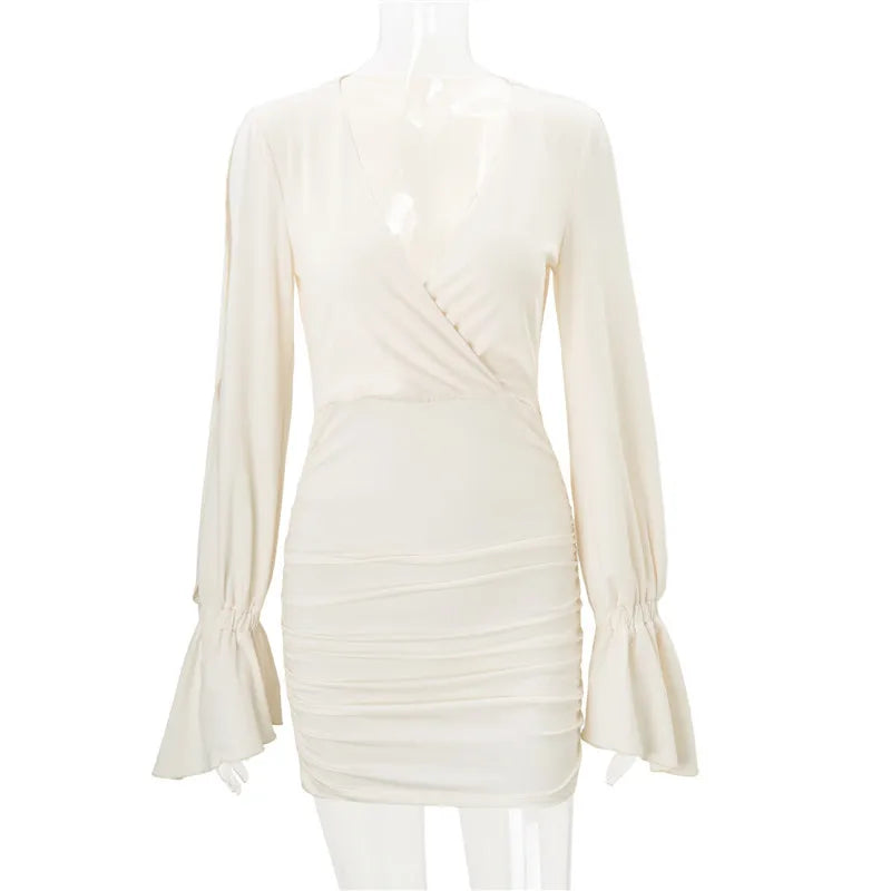 Robe courte femme blanche moulante à col V et manches évasées