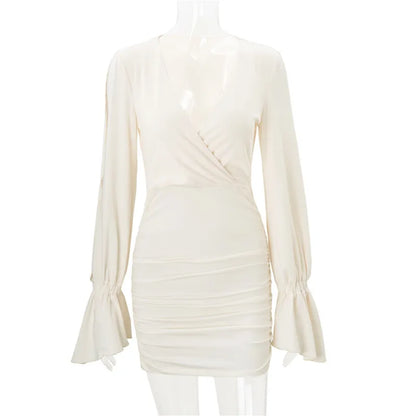 Robe courte femme blanche moulante à col V et manches évasées