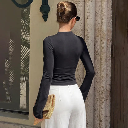 Haut Zippé à Col Montant et Découpe – Élégance Féminine
