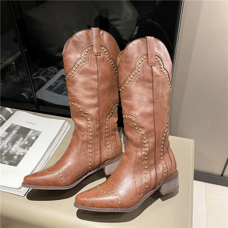 Bottes cloutées en cuir à talons bas pour femmes