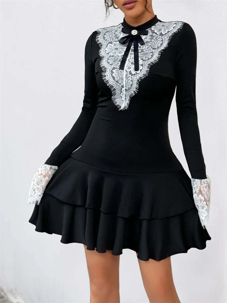 Robe noire en dentelle contrastée avec ourlet à volants superposés pour femmes