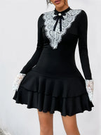 Robe noire en dentelle contrastée avec ourlet à volants superposés pour femmes