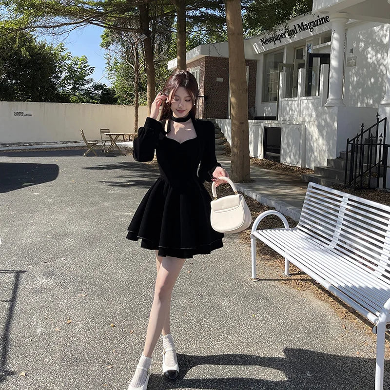 Robe courte femme en velours noir à col carré et tour de cou