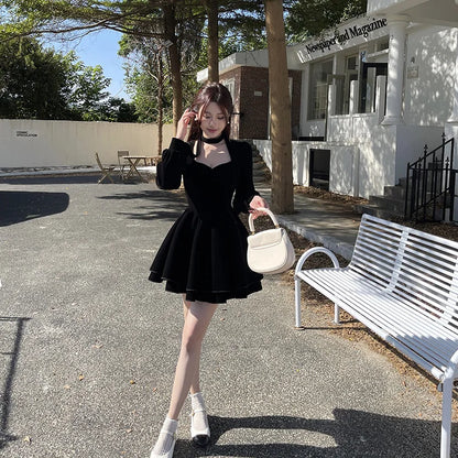 Robe courte femme en velours noir à col carré et tour de cou