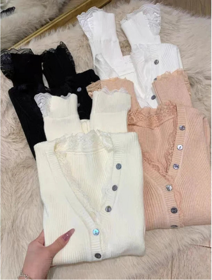 Pull Ajusté Femme – Col V et Empiècements en Dentelle