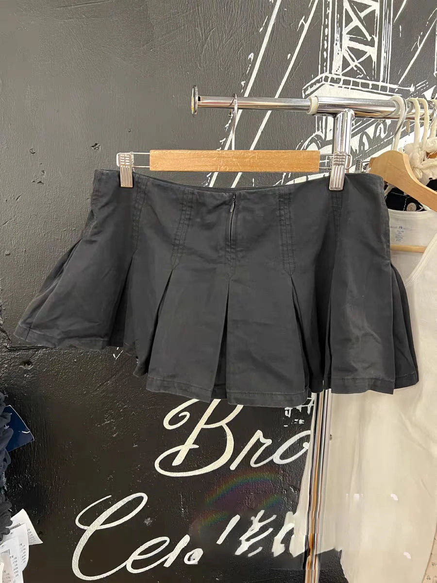 Mini-jupe plissée noire taille basse pour femmes
