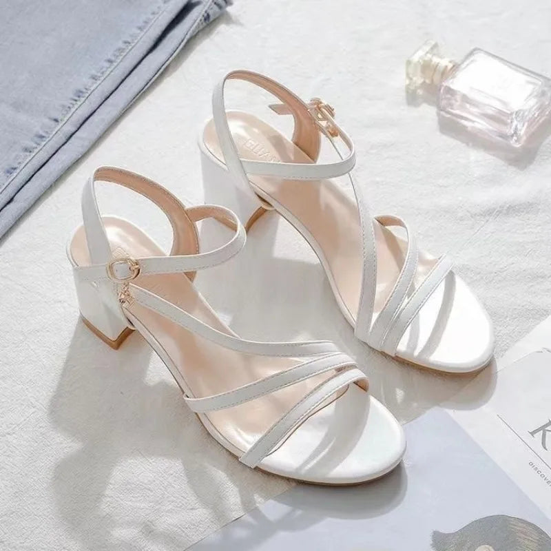 Sandales blanches à bout ouvert et talons moyens pour femmes