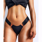 String avec lettre en métal V pour femmes