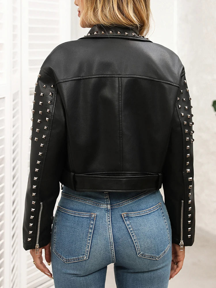 Veste courte en similicuir noir à rivets pour femmes