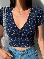 T-shirt à manches courtes et col en v pour femmes