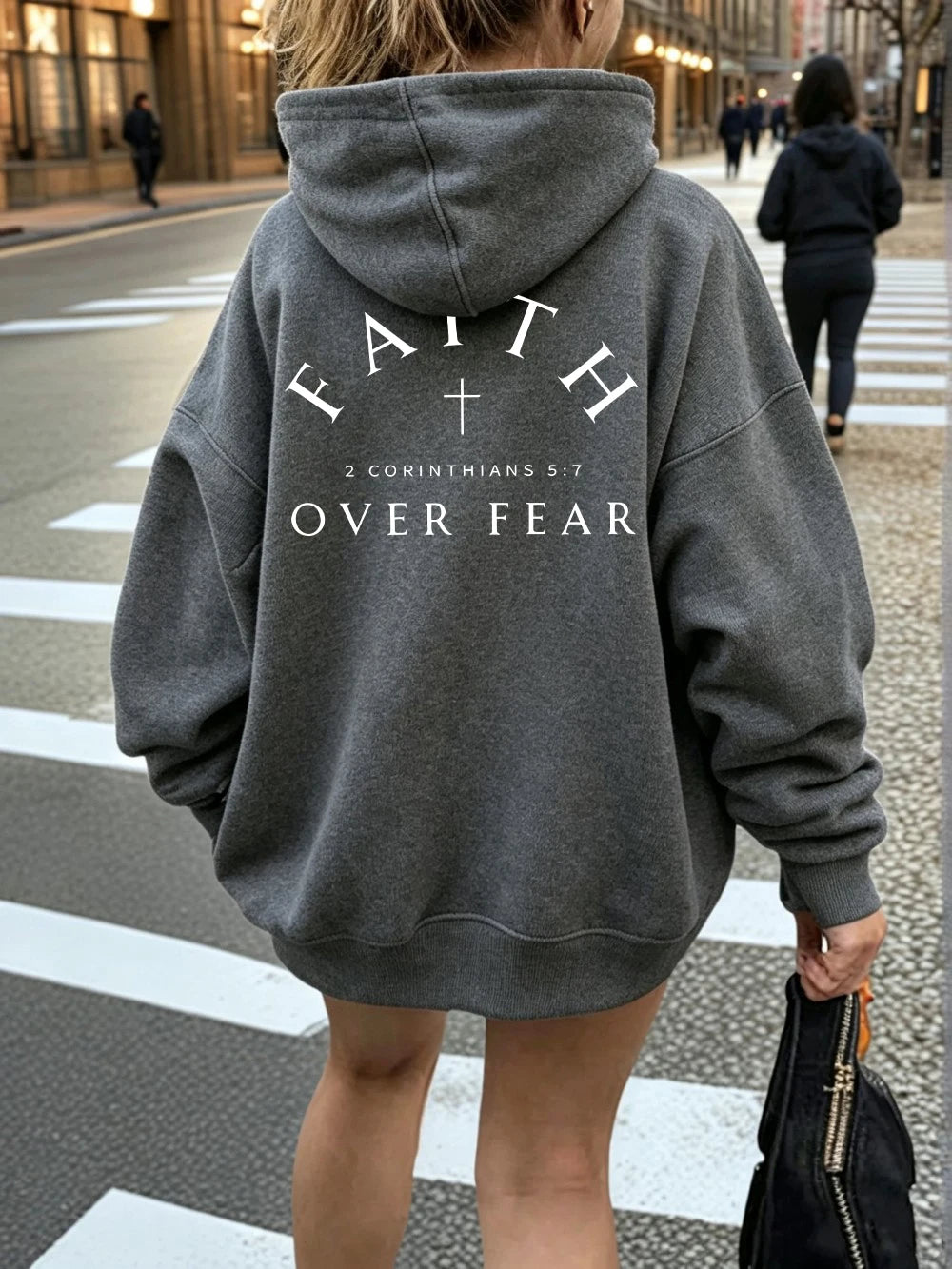 Sweat à capuche imprimé Faith Over Fear pour femmes