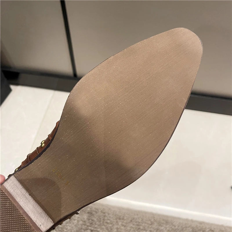 Bottes cloutées en cuir à talons bas pour femmes