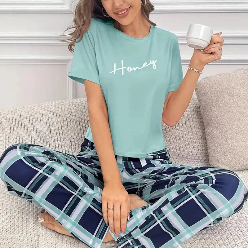 Ensemble de pyjama 2 pièces à imprimé lettre t-shirt doux et confortable et pantalon long à carreaux pour femmes