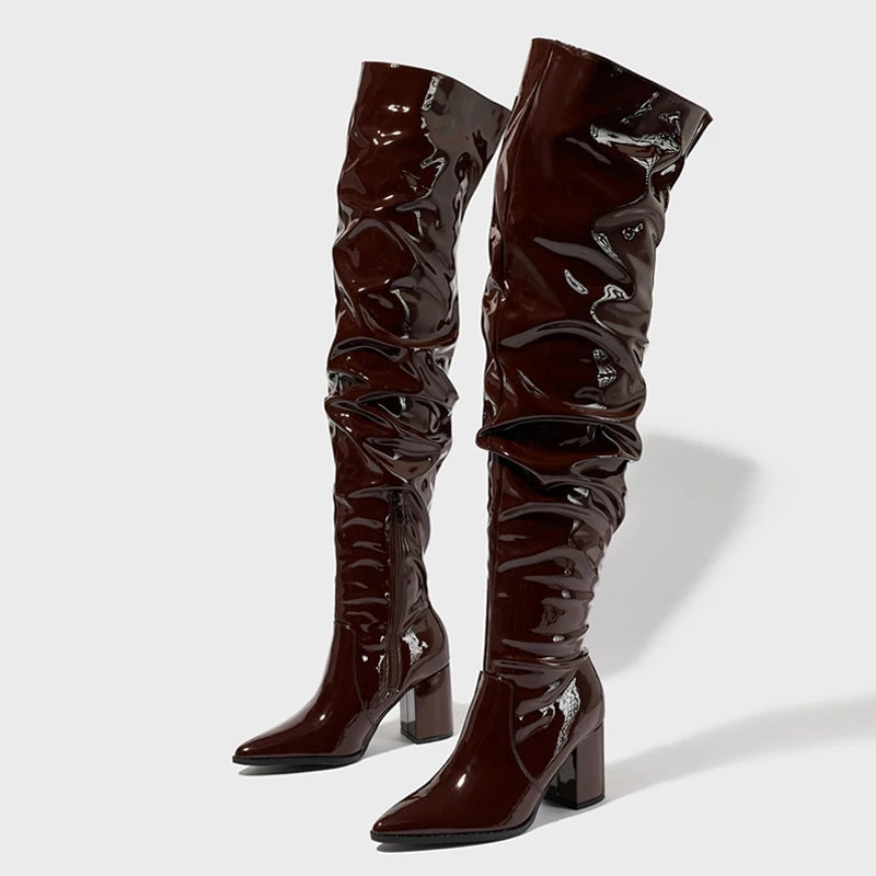 Bottes hautes plissées en cuir verni noir et marron pour femmes