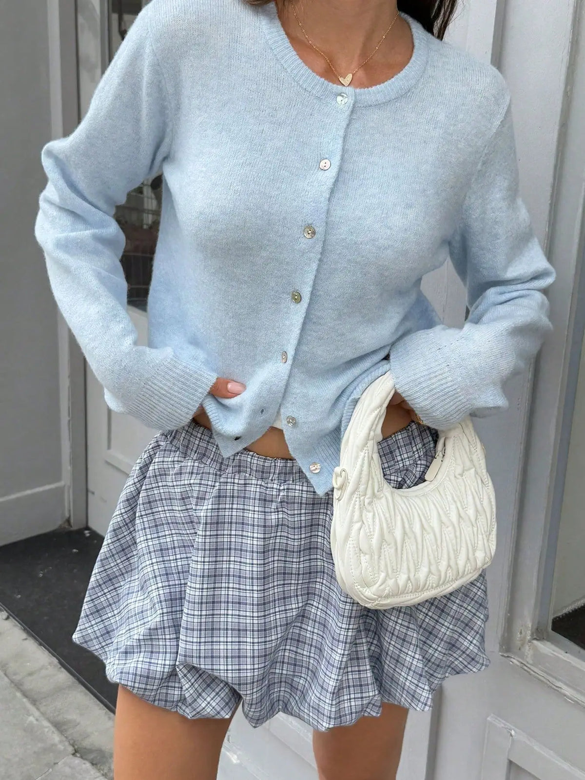 Cardigan Court Femme – Maille Douce et Boutons Coquillage
