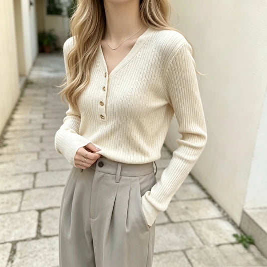 Pull Ajusté Femme – Col V et Boutons Métalliques