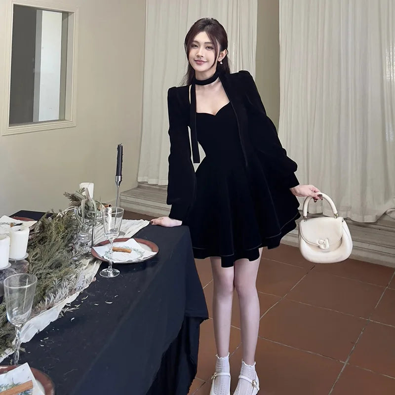 Robe courte femme en velours noir à col carré et tour de cou