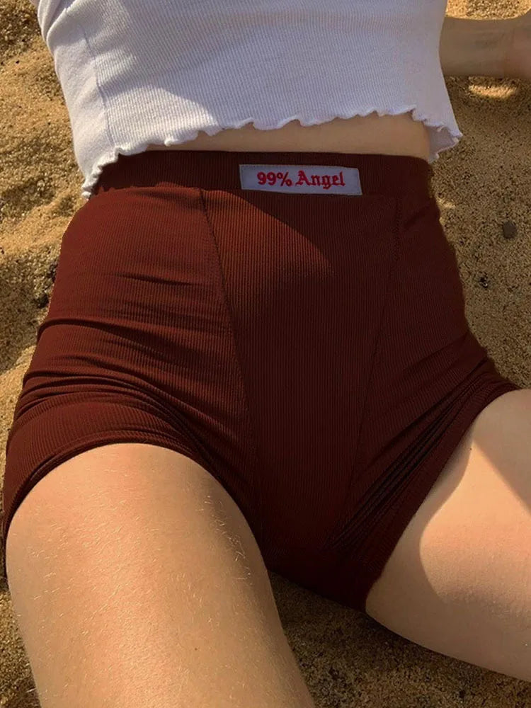Short de motard brodé de lettres blanches pour femmes