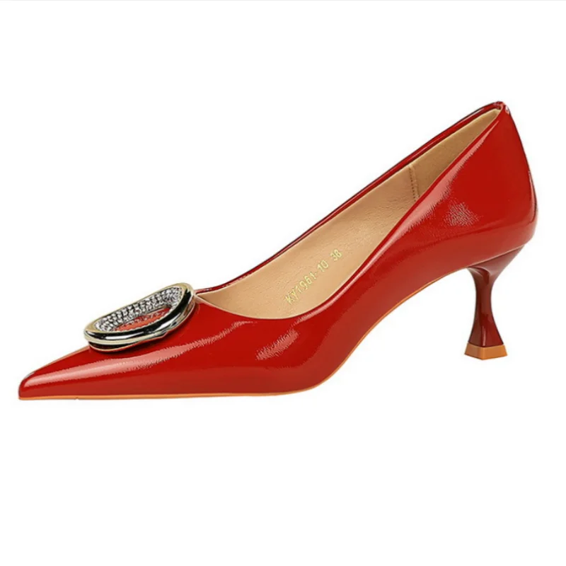Chaussures en cuir verni simples pour femmes