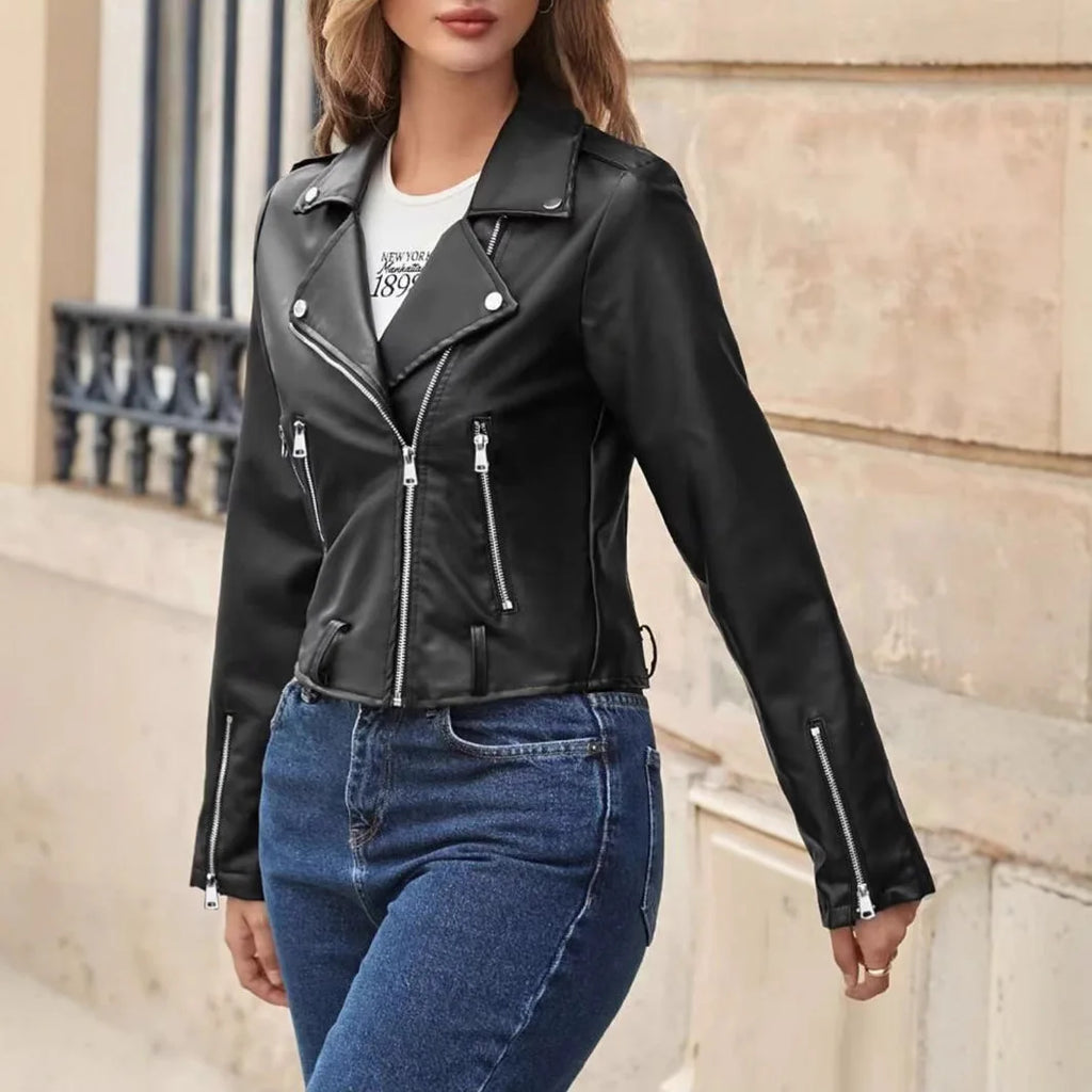 Veste courte et cintrée en similicuir noir pour femmes