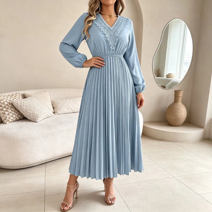 Robe Longue Plissée Femme – Col V et Taille en Dentelle