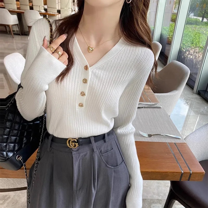 Pull Ajusté Femme – Col V et Boutons Métalliques