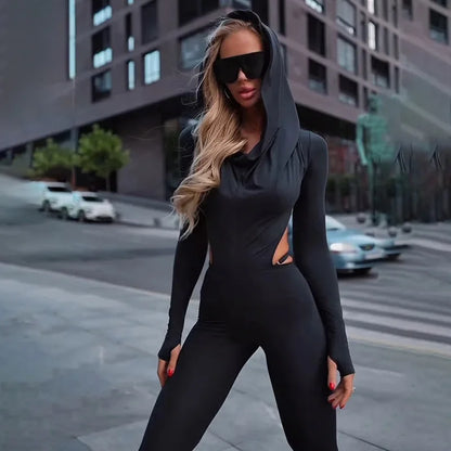 Combinaison moulante femme noire à capuche et dos nu