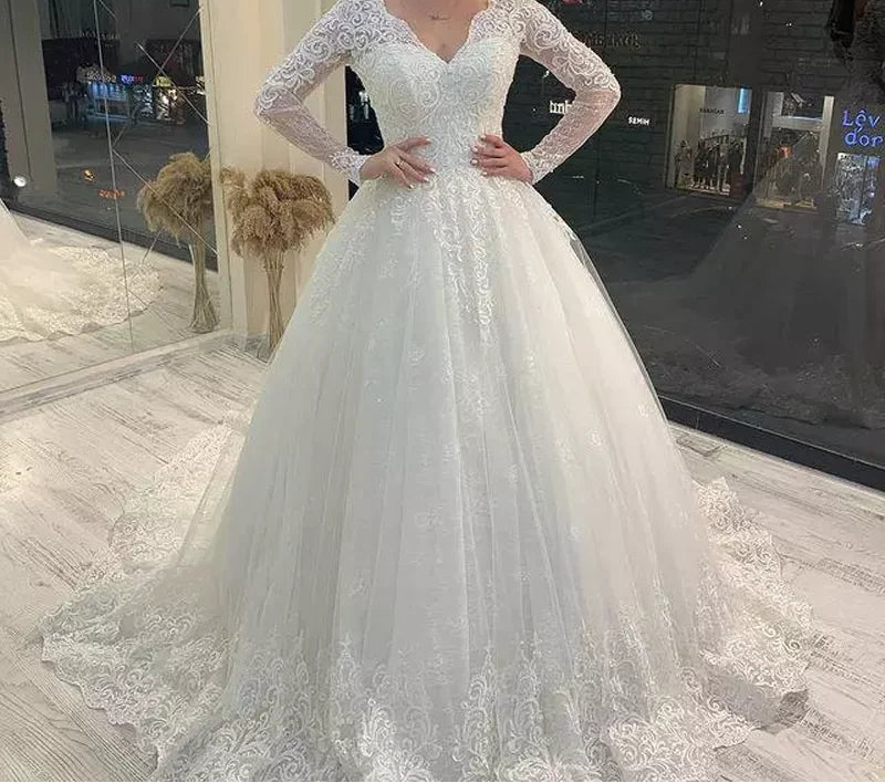 Robe de mariée romantique à col en V et dentelle pour femmes