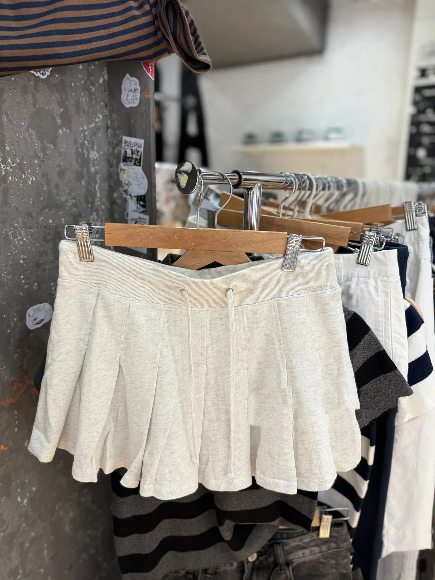 Mini jupe plissée blanche avec cordon de serrage pour femmes