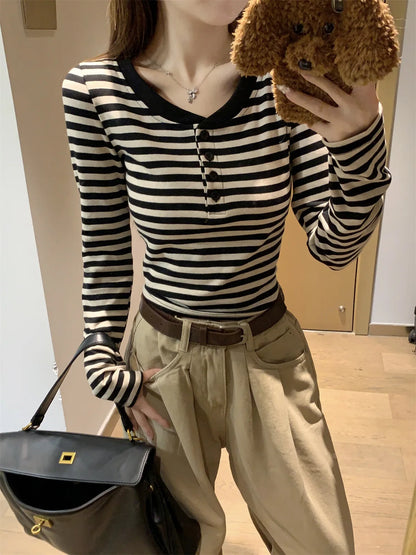 T-shirt Rayé Femme – Coupe Ajustée et Boutons