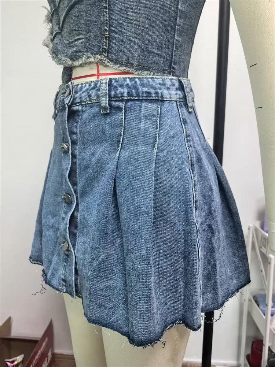 Jupe courte plissée boutonnée sur le devant pour femmes